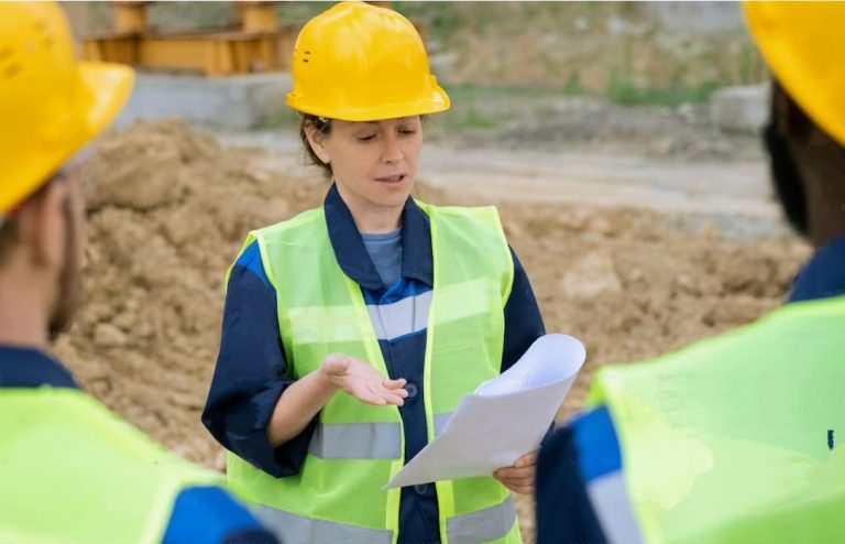 Site manager giving a toolbox talk